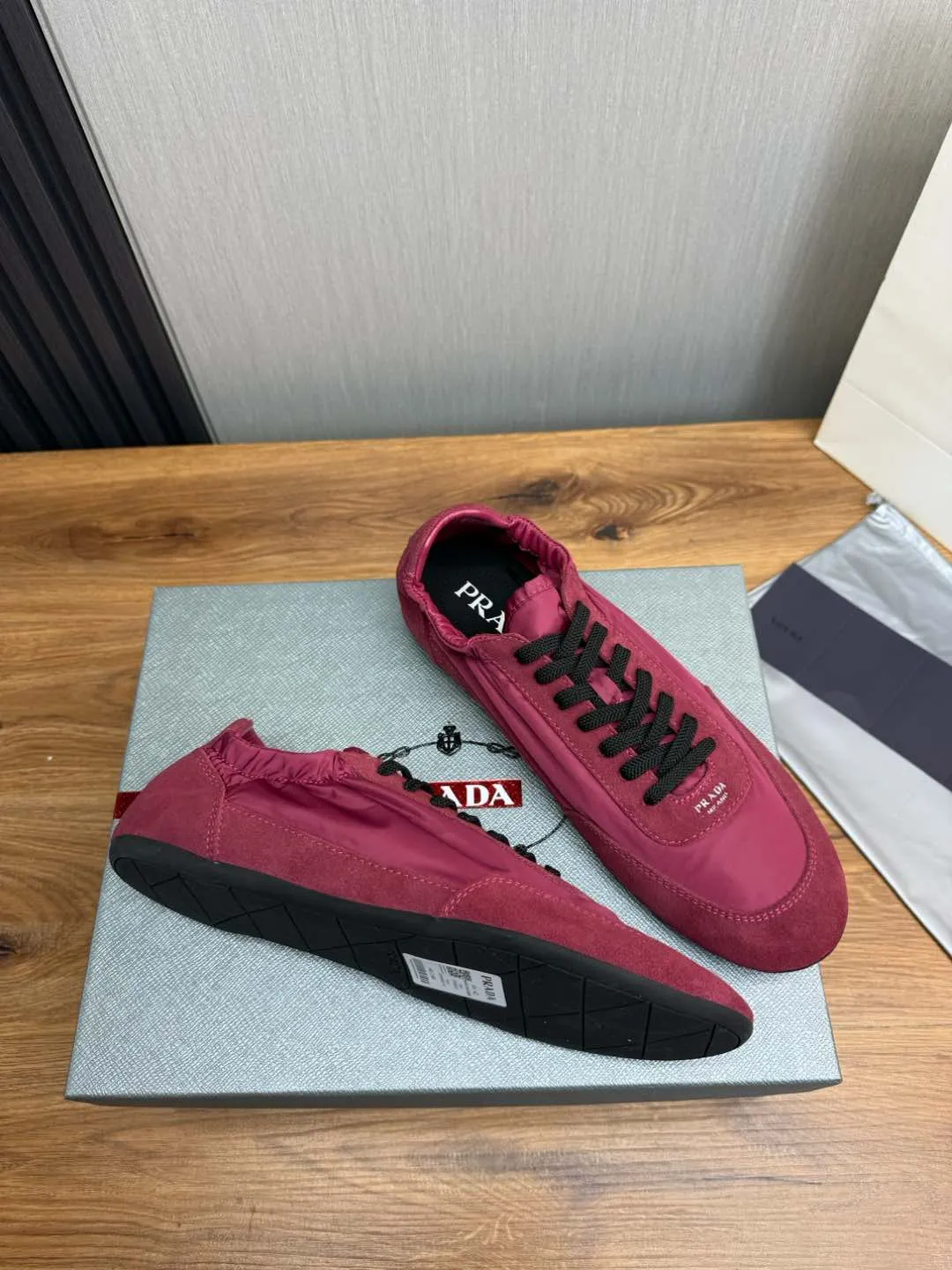 Men's Shoes💰500💰Men's PRADA 2025 Early Spring Collapse New Sports Shoes Moral Training Shoes Collapse's name comes from the fact that it can be easily put on and taken off with bare hands ~ The light and comfortable features create a more relaxed and casual look, and the side elastic design can be worn twice! Super comfortable catwalk sneakers, as thin and light as ballet slippers, as comfortable as sneakers, comfortable and super light on the feet. Fabric: frosted cowhide leather spliced ​​with nylon cloth, cowhide foot pads, men's size 38-45